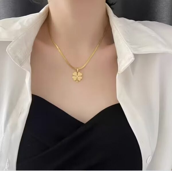 Capture d’écran 2025-12-29 184516 Collier Pendentif à Quatre Feuilles Élégant