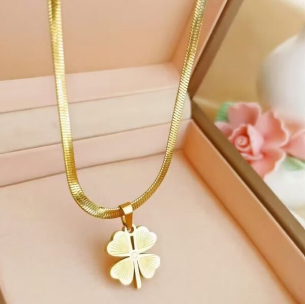 Capture d’écran 2025-12-29 184550 Collier Pendentif à Quatre Feuilles Élégant