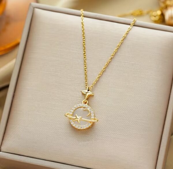 Capture d’écran 2026-01-14 124757 Collier Pendentif Étoile, Lune et Planète en Acier Inoxydable