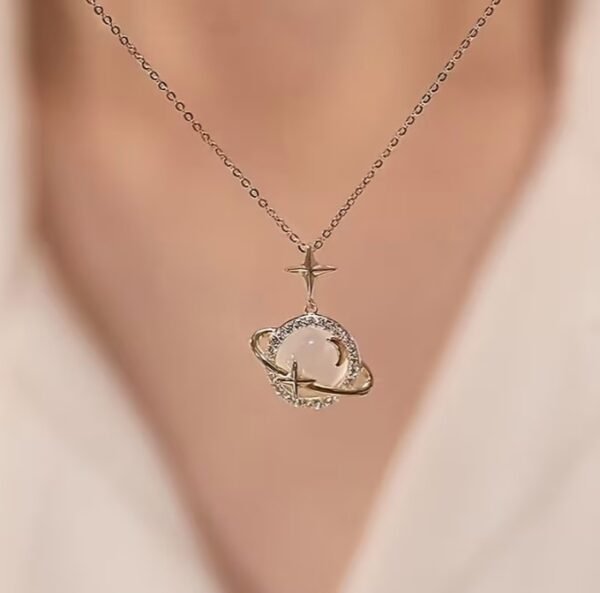 Capture d’écran 2026-01-14 124829 Collier Pendentif Étoile, Lune et Planète en Acier Inoxydable