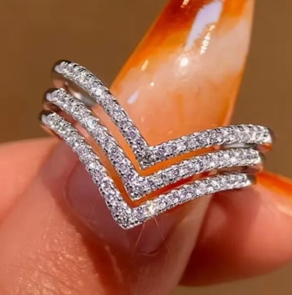 Capture d’écran 2026-02-21 104834 Bague élégante à trois couches ornée de zircone